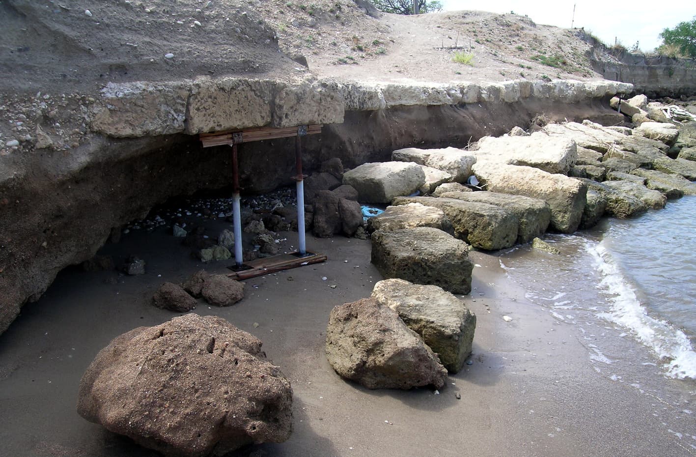 The Diolkos near the canal is under threat: the continuous swell undermines its foundation.