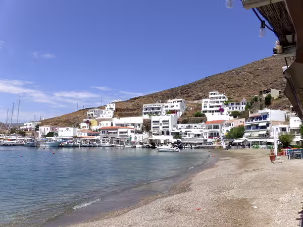 Mericha port on Kythnos - Motorsailer cruises