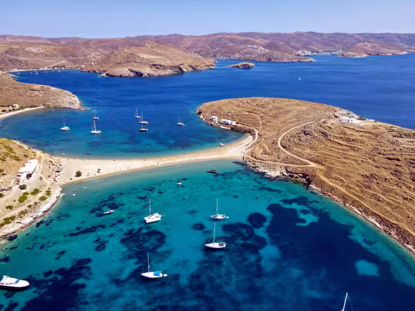 Sandbar Bay on Kythnos (ormos Kolona) and motorsailers
